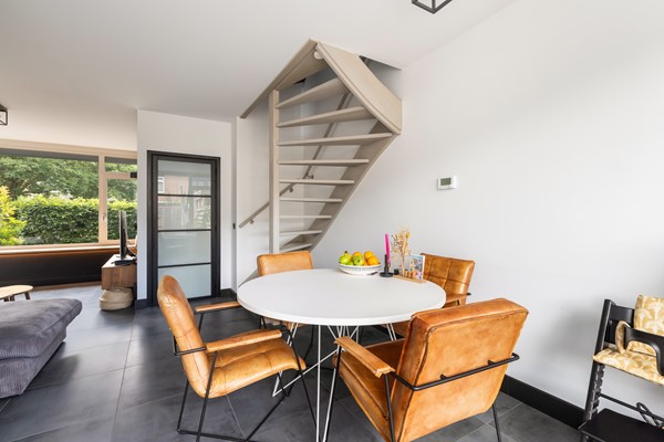Foto - Verkocht onder voorbehoud: Instapklare tussenwoning op een rustige, autoluwe locatie!